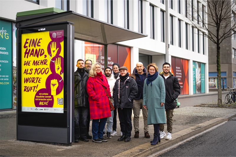 Signal für Help Kampagne vom Queer-Bündnis Berlin in Zusammenarbeit mit dem AWO Landesverband Berlin e.V.